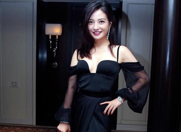 赵薇美艳亮相