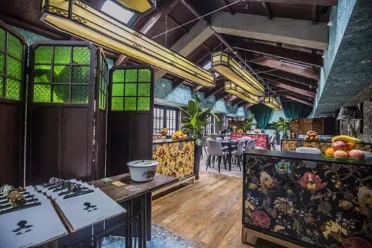 还记得五原路的喜喜小馆吗?现在喜喜小馆的新店空降新天地,依旧是满满的创意和怀旧。花式墙纸和中式屏风,加上斑驳砖墙和欧式灯罩,老上海风情和意大利式浪漫在这里相遇,生出一股细腻的怀念之感。