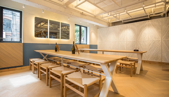 城中时髦海产店Little Catch继乌鲁木齐总店之后,在泰兴路又开分店。新店延续了老店简约清新的风格,又加入了浅色的木质家私家具,店铺面积也大了不少,几乎是老店的10倍左右,更加温馨舒适。店内的出品也相对更加丰富,推荐特色夏威夷特色的海鲜沙拉Poke波奇,所有口味均配有寿司饭和海带沙拉。新鲜的刺身,黑芝麻,海带,再配一杯白葡萄酒,就让人吃得无比惬意。各式海鲜贝果也是美味到让人无法自拔,海鲜迷们快来打卡吧!